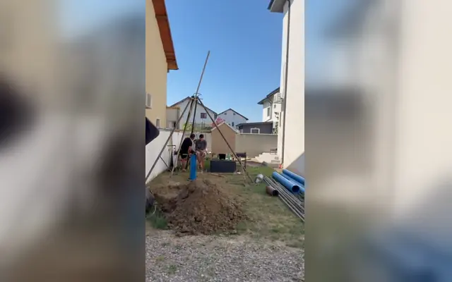 Echipă care execută un foraj în curtea unei locuințe